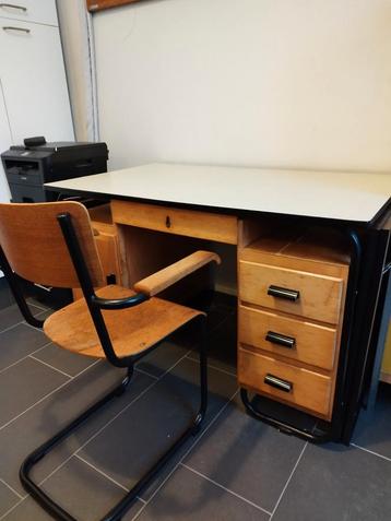 Vintage Obumex bureau compleet met bijhorende stoel beschikbaar voor biedingen