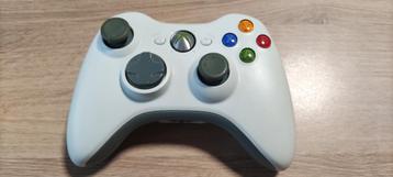 Witte XBOX 360-joystickcontroller.