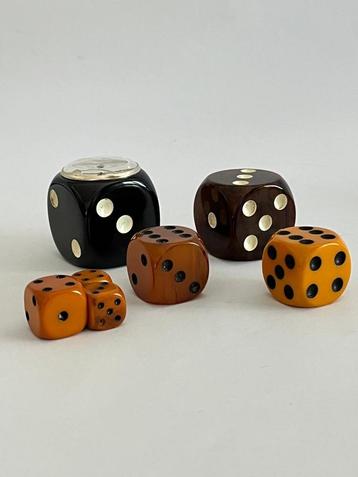 7 Dobbelstenen in Bakeliet/Catalin beschikbaar voor biedingen