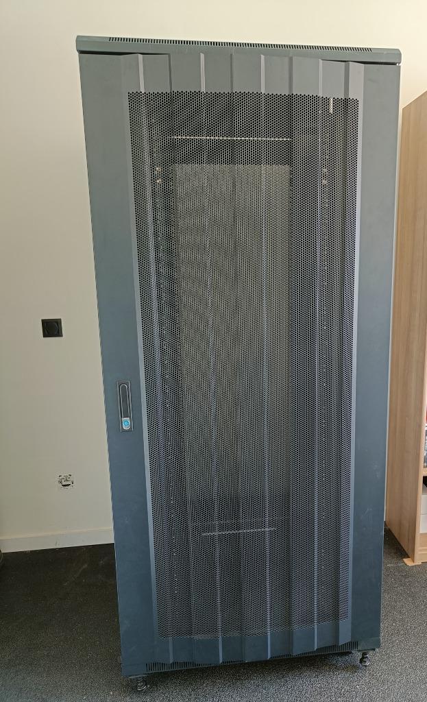 37U Serverkast - Gebruikt maar goede staat, Computers en Software, Serverkasten, Gebruikt, Geperforeerd, Geperforeerd, Ophalen