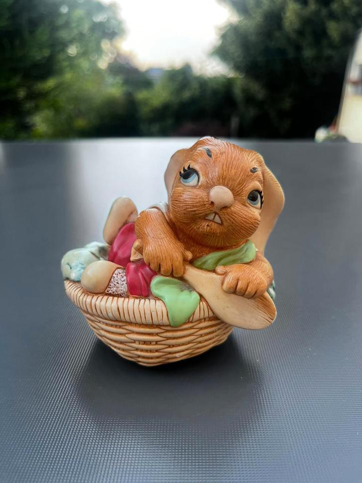 Pendelfin - vintage beeldje - konijn in mand, Collections, Statues & Figurines, Utilisé, Animal, Enlèvement ou Envoi