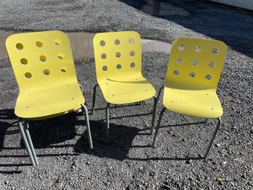 Houten stoelen beschikbaar voor biedingen