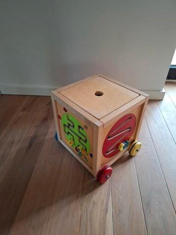 Houten activiteitenkubus met draaddoolhof, op wieltjes beschikbaar voor biedingen