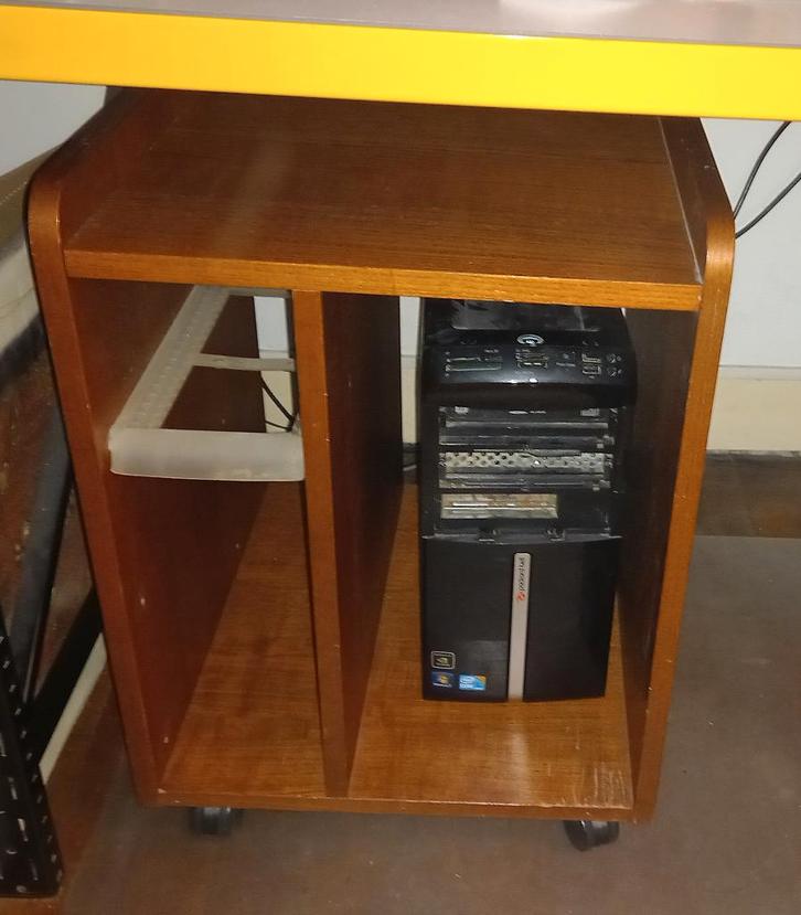 Meuble ORDINATEUR pc à roulette en bois, Maison & Meubles, Armoires | Meubles ordinateur, Utilisé, Moins de 70 cm, Moins de 70 cm