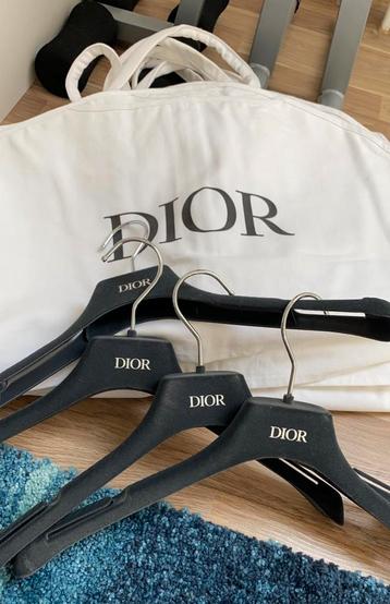 Set kostuumhoes als nieuw wit 4 + 4 hangers  beschikbaar voor biedingen