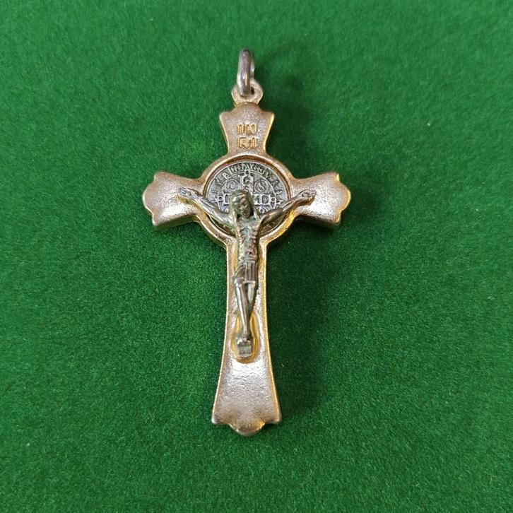 St. Benedict Crucifix Hanger , Antiek en Kunst, Antiek | Religieuze voorwerpen, Ophalen of Verzenden