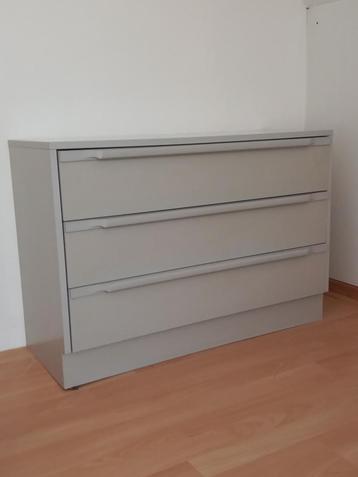 ladenkast licht grijs beschikbaar voor biedingen