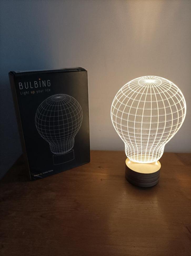Lampe Bulb illusion 3D, Maison & Meubles, Lampes | Lampes de table, Utilisé, Moins de 50 cm, Verre, Bois, Enlèvement
