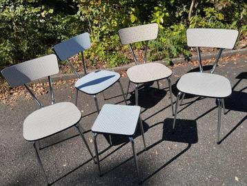 Vintage stoelen opnieuw ontworpen (4 stoelen + 1 kruk) beschikbaar voor biedingen