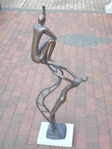 De ladder moderne kunst bronzen blauwe stenen basis beschikbaar voor biedingen