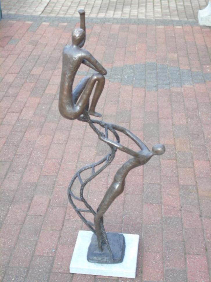 De ladder moderne kunst bronzen blauwe stenen basis, Tuin en Terras, Tuinwanddecoratie, Nieuw, Ophalen