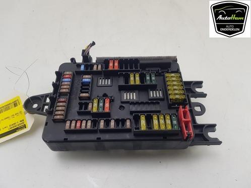 ZEKERINGKAST BMW 1 serie (F21) (01-2010/12-2019), Auto-onderdelen, Elektronica en Kabels, BMW, Gebruikt