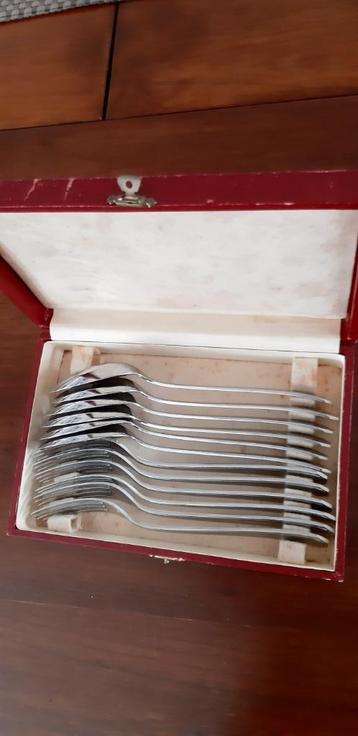 Bestek cassette vintage met 6 lepels en 6 vorken beschikbaar voor biedingen