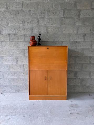 Vintage/retro design secretaire/kast beschikbaar voor biedingen