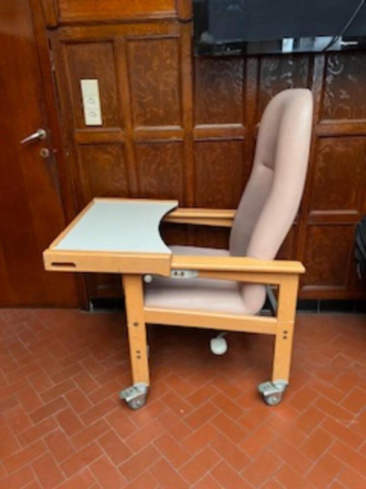 Multifunctionele zorg zetel met afneembaar dienblad., Huis en Inrichting, Zetels | Voetbanken en poefs, Hout, Kunststof, Metaal