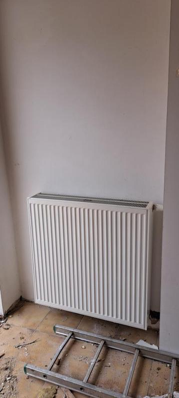 Radiator 90 x 90 T33, incl termostatiche kraan en ophangings beschikbaar voor biedingen