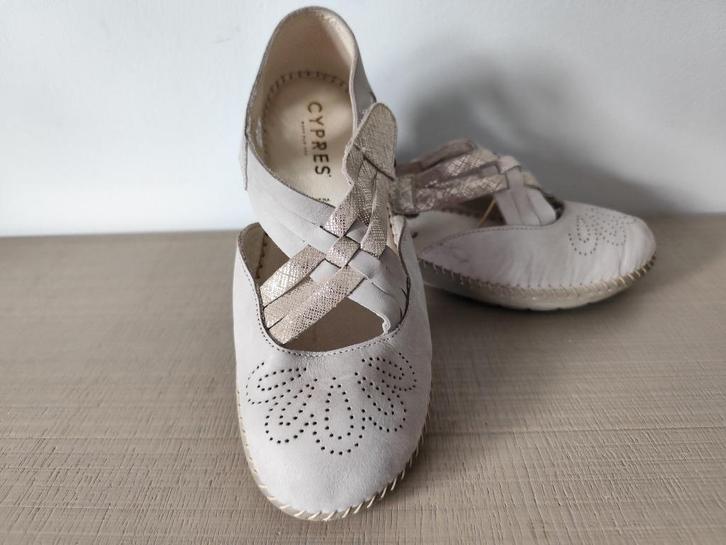 Schoenen Cypres, maat 38, gratis..., Kleding | Dames, Schoenen, Zo goed als nieuw, Instappers, Beige, Ophalen of Verzenden