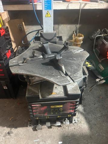 Bandenmachine & balanceermachine beschikbaar voor biedingen
