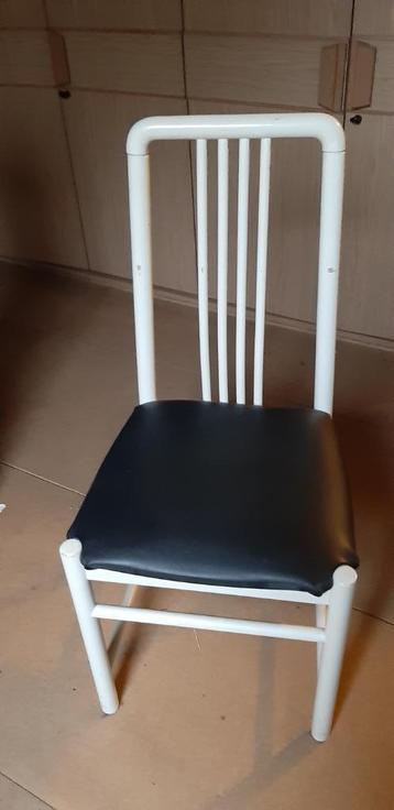 4 witte metalen stoelen