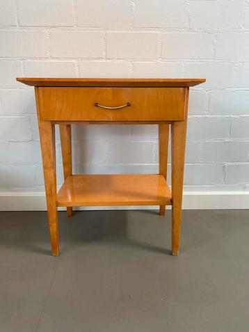 Bijzettafel beschikbaar voor biedingen