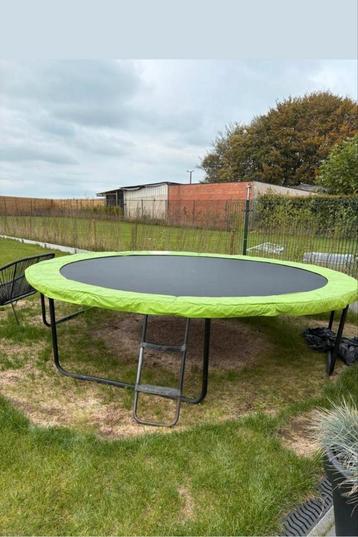 Trampoline met veiligheidsnet  beschikbaar voor biedingen