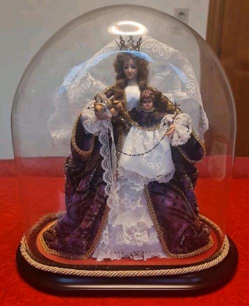 Mariabeeld, met kindje Jezus op de arm onder stolp, Antiek en Kunst, Antiek | Religieuze voorwerpen, Ophalen
