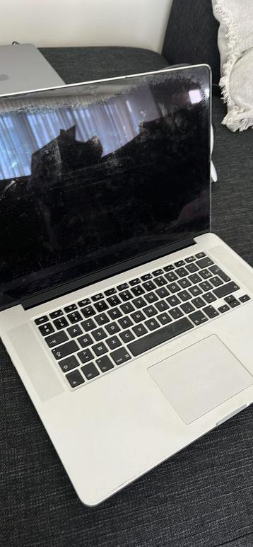 Defecte MacBook – voor onderdelen of herstelling beschikbaar voor biedingen