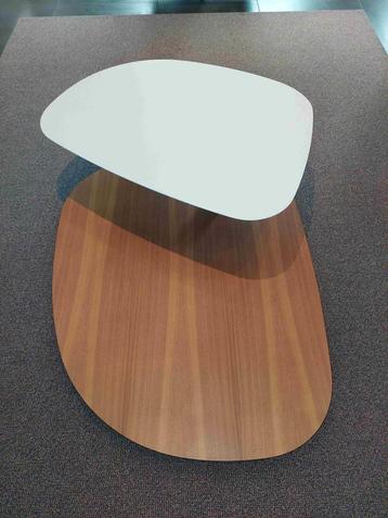 Moderne Italiaanse salontafel, walnoot.  beschikbaar voor biedingen