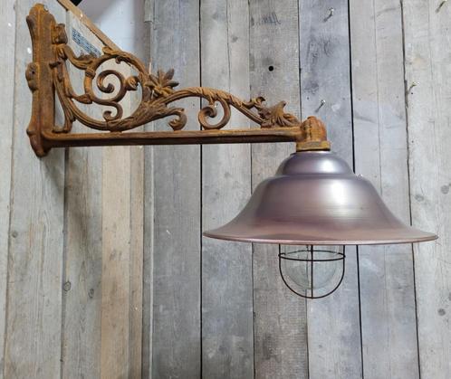 Grote antieke gietijzeren buitenlamp met koperen kap, Huis en Inrichting, Lampen | Wandlampen, Nieuw, Glas, Metaal, Ophalen of Verzenden