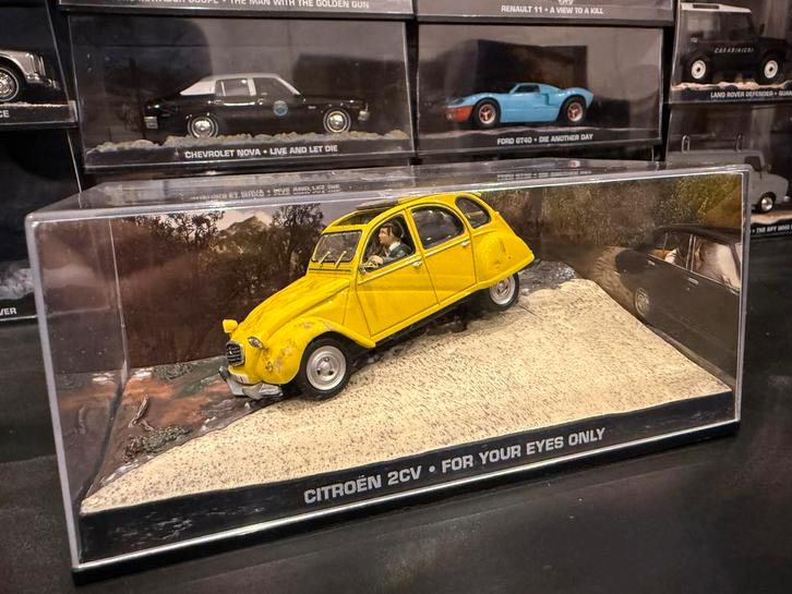 Citroën 2CV - James Bond, Hobby en Vrije tijd, Modelauto's | 1:43, Gebruikt, Auto, Universal Hobbies, Ophalen of Verzenden