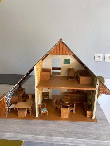 Maison de poupée ancienne, Enlèvement