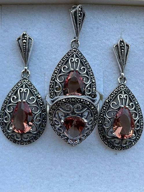 Zilveren sieraden set met kleurveranderende zultanite, Bijoux, Sacs & Beauté, Boucles d'oreilles, Neuf, Puces ou Clous, Argent