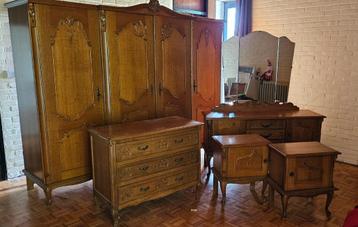 kleerkast 2 nachtkastjes en 2 commode kasten beschikbaar voor biedingen