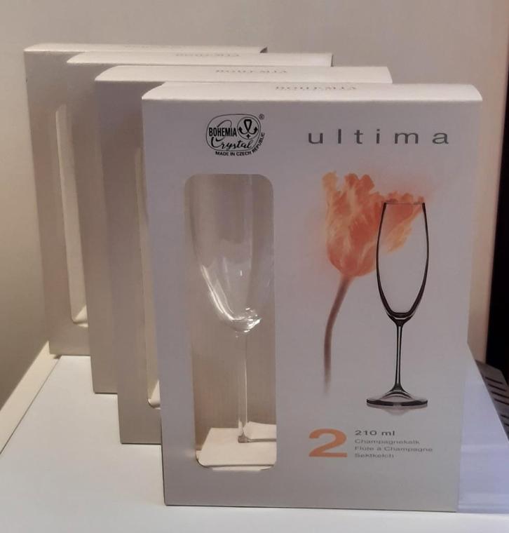 8 coupes à champagne en cristal de Bohême (neuves), Antiquités & Art, Antiquités | Verre & Cristal, Enlèvement