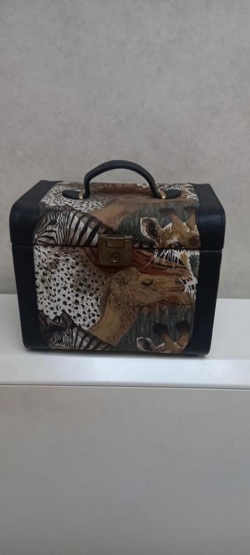 LEUK KOFFERTJE met leeuwenmotieven beschikbaar voor biedingen
