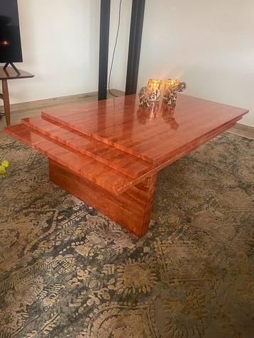Italiaans vintage rosso travertin salon tafel beschikbaar voor biedingen