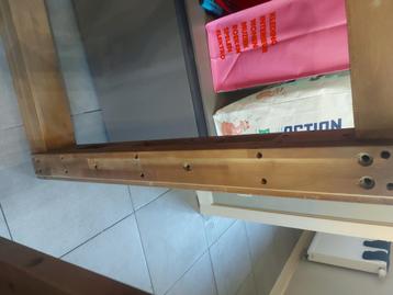 Grote tafel beschikbaar voor biedingen