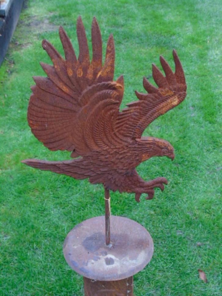 Een roestige gietijzeren adelaar op een smeedijzeren standaa, Tuin en Terras, Tuinwanddecoratie, Nieuw, Ophalen
