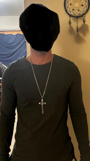 Grande chaîne avec grand crucifix, Enlèvement