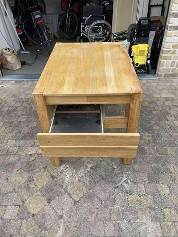 Stevig houten bureau beschikbaar voor biedingen