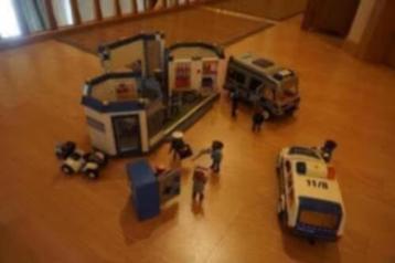 Politiebureau + Playmobil verplaatsbaar ziekenhuis