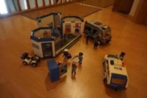 Poste de Police + Hopital Transportable Playmobil, Enfants & Bébés, Jouets | Playmobil, Comme neuf, Ensemble complet, Enlèvement ou Envoi