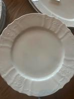 Assiette en porcelaine avec bord décoratif élégant, Enlèvement