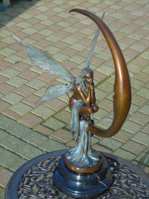 Standbeeld van een elf en de maan in bronskleuren en gesigne, Antiek en Kunst, Antiek | Brons en Koper, Brons, Ophalen