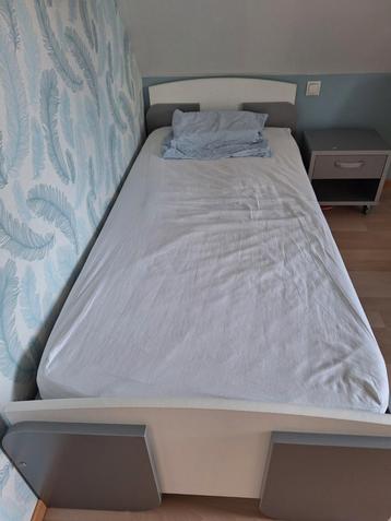 Kinderkamer wit-grijs beschikbaar voor biedingen