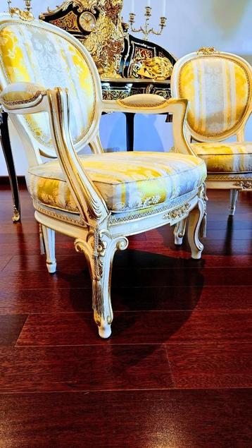 Louis XVI 2 zetels in zijde afgewerkt met bladgoud beschikbaar voor biedingen
