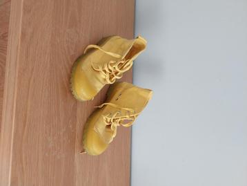gele schoenen beschikbaar voor biedingen