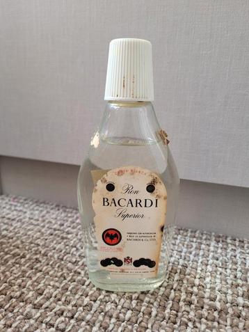 Bacardi ron superior oude rum fles en label beschikbaar voor biedingen