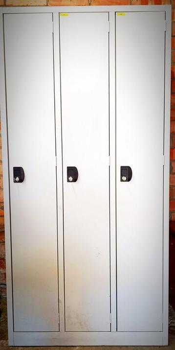 Buitenkans! 3 Lockers met sleutel en hangers. Garage Verkoop beschikbaar voor biedingen