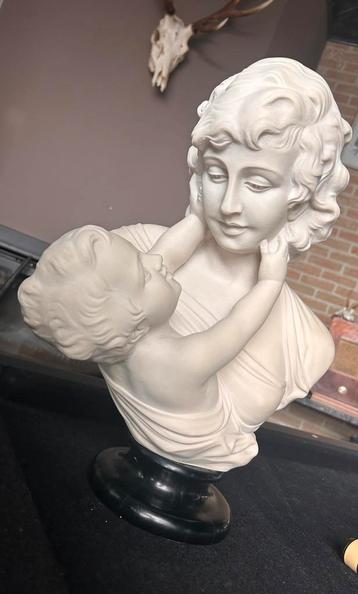 Een imitatiewitmarmeren borstbeeld genummerd 927 beschikbaar voor biedingen